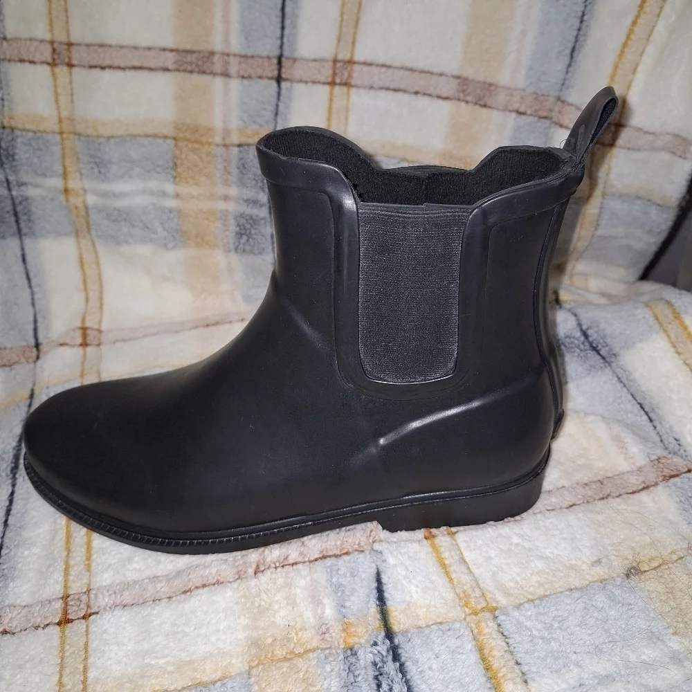 A pair of J. Crew Kenton Chelsea boots in a men's size 10. Like new condition